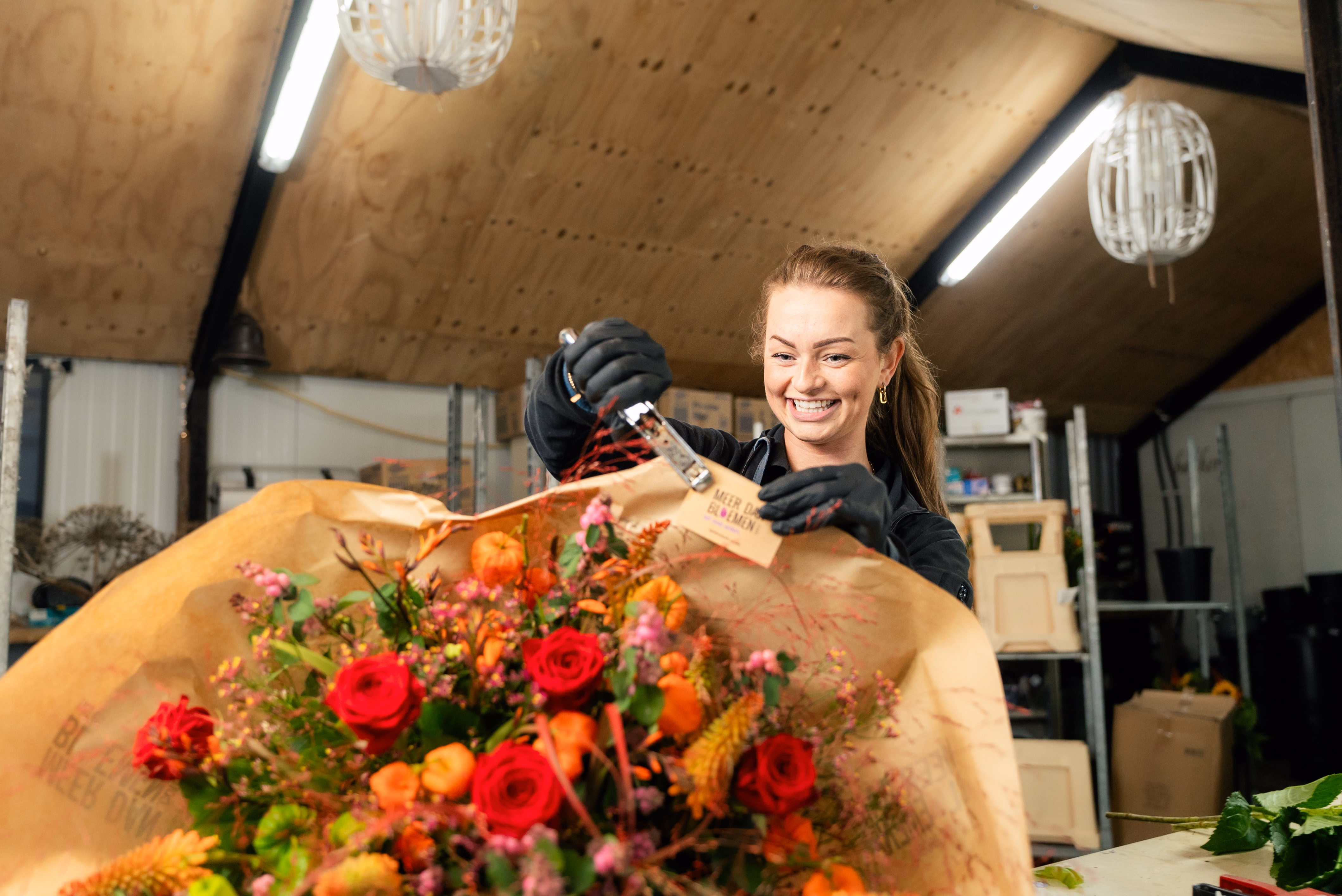 Nathalie (mederwerker) pakt een boeket in