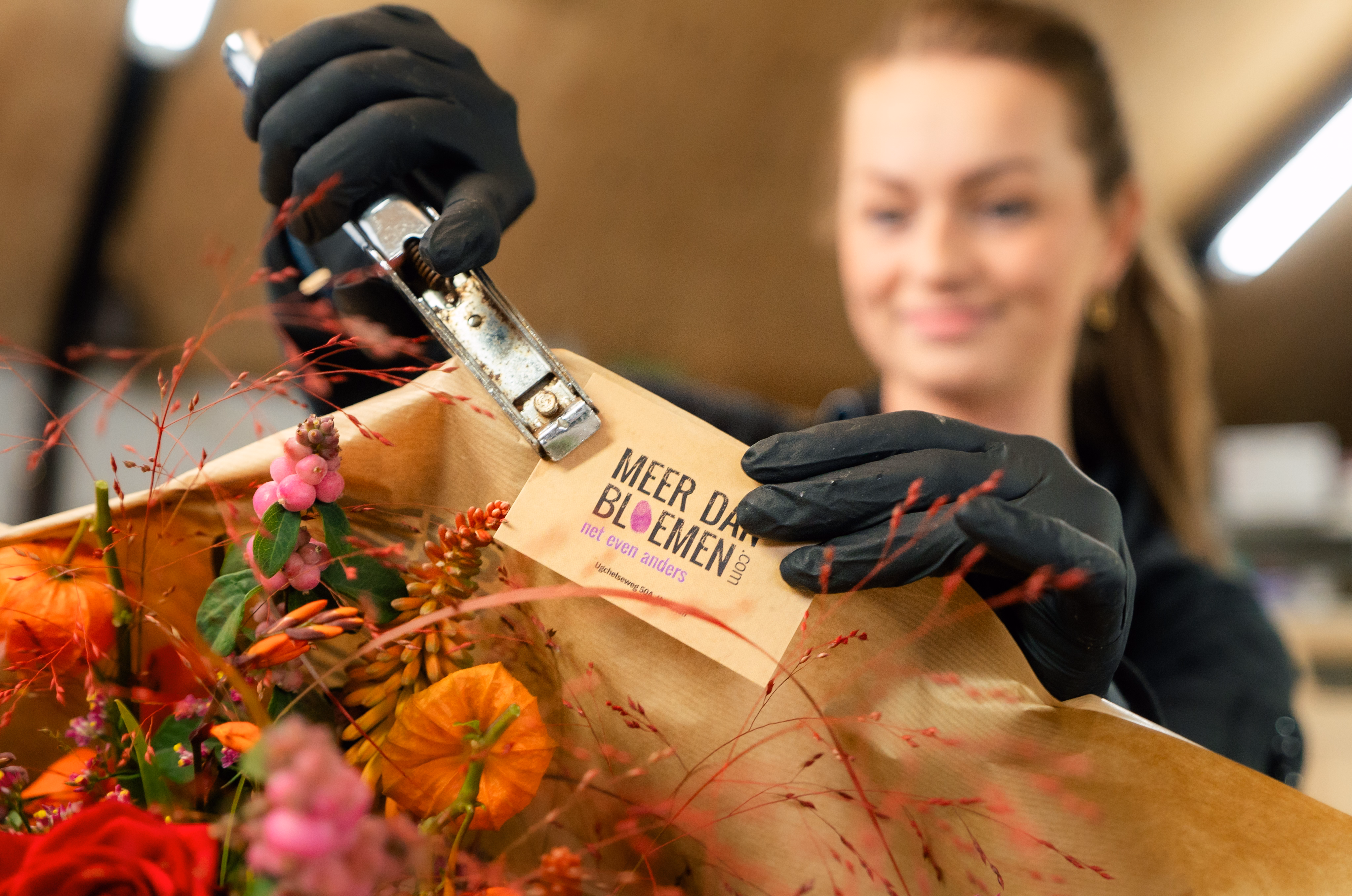Logo Meer dan Bloemen aan boeket